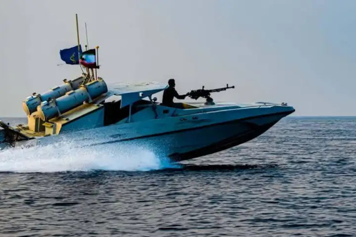 Eron dengiz floti kemalari AQSh tankeriga chiqishga urinishdi