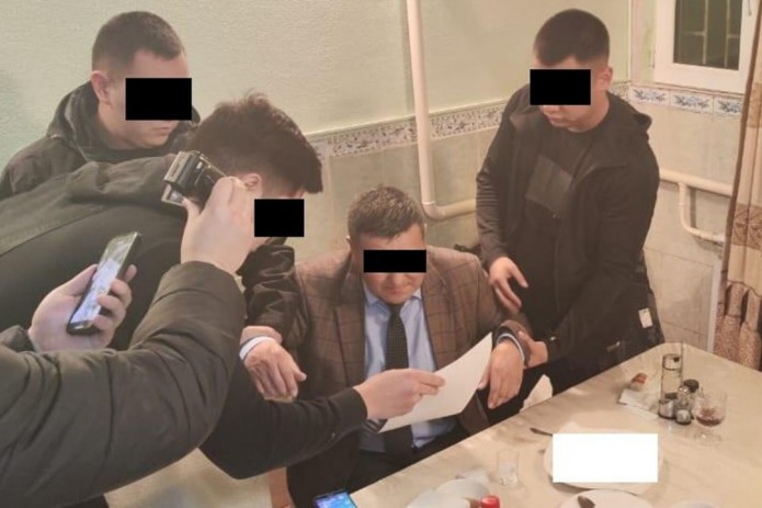 Qirg‘iziston "Korrupsiyaga qarshi xalq harakati" jamoat birlashmasi direktori pora olayotgan vaqtida ushlandi