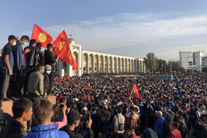 В Бишкеке введен режим ЧП, в город вводят войска