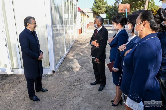 Prezident Shavkat Mirziyoyev Termiz shahridagi 9-ixtisoslashtirilgan maktab-internatini borib ko'rdi