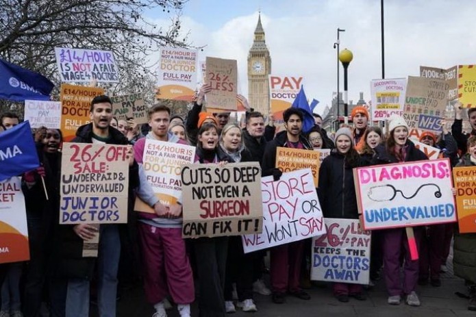 Buyuk Britaniyada shifokorlar ish haqining pastligi sababli ish tashlashmoqda