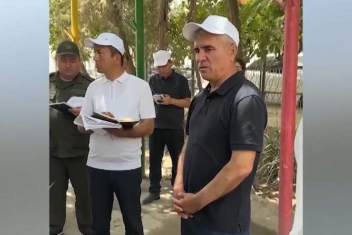 "Sud-pud demasdan, ichidagi odamlari bilan buzib, ko‘mib tashlaysan" — Buxoro viloyati hokimining bog‘cha hududida mas’ullarga qandaydir binoni buzib tashlashni buyurgani videosi tarqaldi