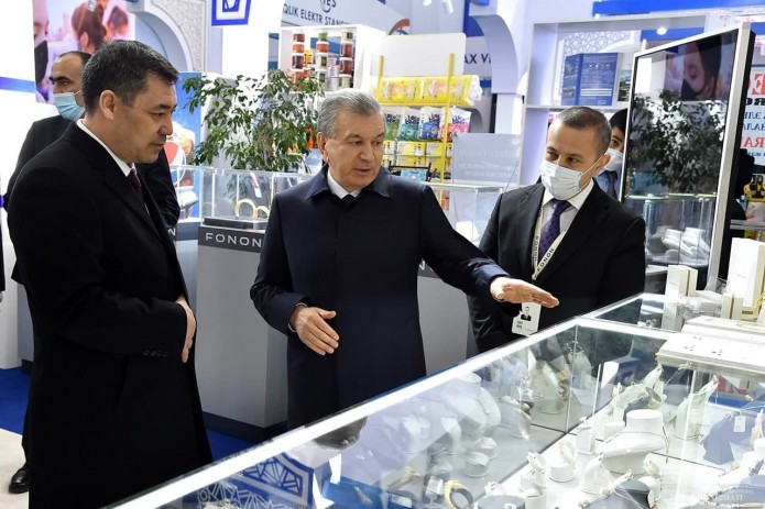 Шавкат Мирзиёев и Садыр Жапаров ознакомились с выставкой промышленной продукции