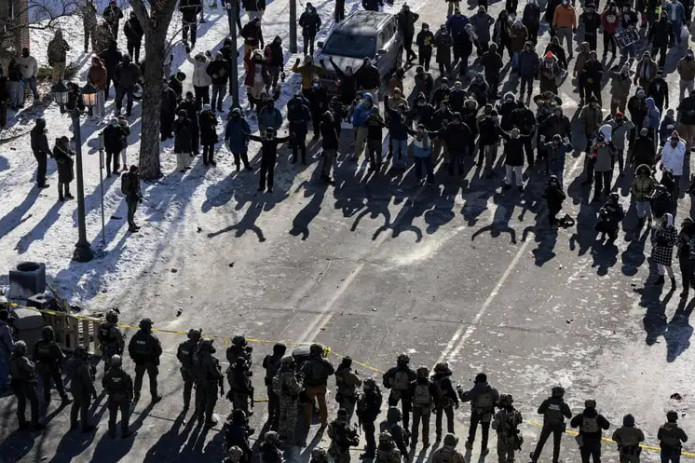 Demokratlar Minnesota shtatidagi otishmalardan keyin AQShda yangi yopilish bilan tahdid qilishmoqda