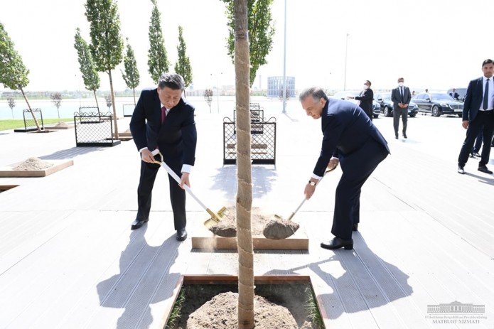 Shavkat Mirziyoyev va Si Szinpin "Buyuk ipak yo‘li" xalqaro turizm markazi bog‘ida birgalikda daraxt ekdi