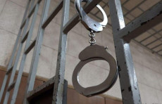 Farg‘onada telefonlarni noqonuniy o‘tkazish uchun 5000 dollar olgan bojxona posti rahbari 4 yilga qamaldi