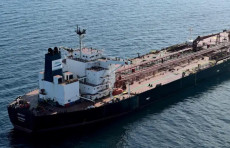 AQSh Rossiya neftiga qarshi sanksiyalarni vaqtincha yumshatdi