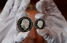 В Великобритании показали первые монеты с изображением короля Карла III