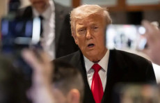 Tramp Grenlandiya bo'yicha kelishuvni e'lon qildi va tariflarni bekor qildi