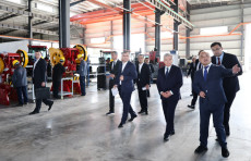 Prezident “Nasaf” brendi ostida zamonaviy qishloq xo‘jaligi texnikalarini yig‘ish bilan shug‘ullanuvchi korxona faoliyati bilan tanishdi