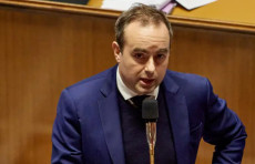 Fransiya hukumati ishonchsizlik ovoz berishdan qochib, byudjetni qabul qildi