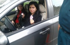 ЙПХ ходимлари аёл ҳайдовчиларга “кўкрак нишон белгилари”ни топширди