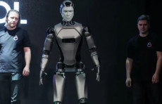 Rossiyaning birinchi gumanoid sun'iy intellekt roboti taqdimot paytida yiqildi