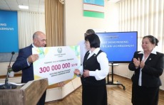 Toshkent viloyati hokimi telefon ishlatishdan voz kechgan maktabga 300 mln so‘m topshirdi