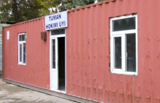 Norin tumani hokimi Sho‘rariq mahallasidagi konteyner uyga ko‘chib o‘tdi