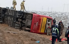 Navoiyda salonida 47 nafar yo‘lovchisi bo‘lgan avtobus YTHga uchradi