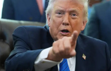 Tramp Rossiyadan neft sotib olishdan bosh tortgani uchun Hindistonga nisbatan tariflarni bekor qildi