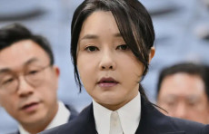 Janubiy Koreya sobiq prezidentining rafiqasi qamoq jazosiga hukm qilindi