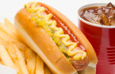 Buyuk Britaniya bolalarga zararli taomlarni reklama qilishni taqiqladi