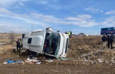 Turkiyada 2 ta sayyohlar avtobusi ustunga urildi, yordamga ketayotgan tez yordam mashinasi ham yo'lda ag'darilib ketgan