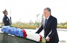 Шавкат Мирзиёев возложил цветы к монументу Независимости