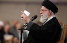 Oyatulloh Ali Xomanaiy Eronda namoyishchilar Trampga yoqish uchun shaharlarni vayron qilayotganini aytdi