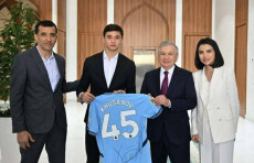 Abduqodir Husanov Shavkat Mirziyoyevga «Manchester Siti» formasini sovg‘a qildi