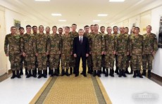 Shavkat Mirziyoyev harbiy xizmatchilar bilan suhbatlashdi