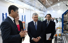 Prezidentimiz Ohangarondagi mikroprotsessor modullarini ishlab chiqarish loyihasi bilan tanishdi