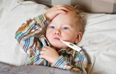 Sovuq kunlarda onalar bilishi kerak bo'lgan muhim ma'lumotlar: Bolalarga isitma tushiruvchi dorilarni qachon berish mumkin?