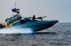 Eron dengiz floti kemalari AQSh tankeriga chiqishga urinishdi